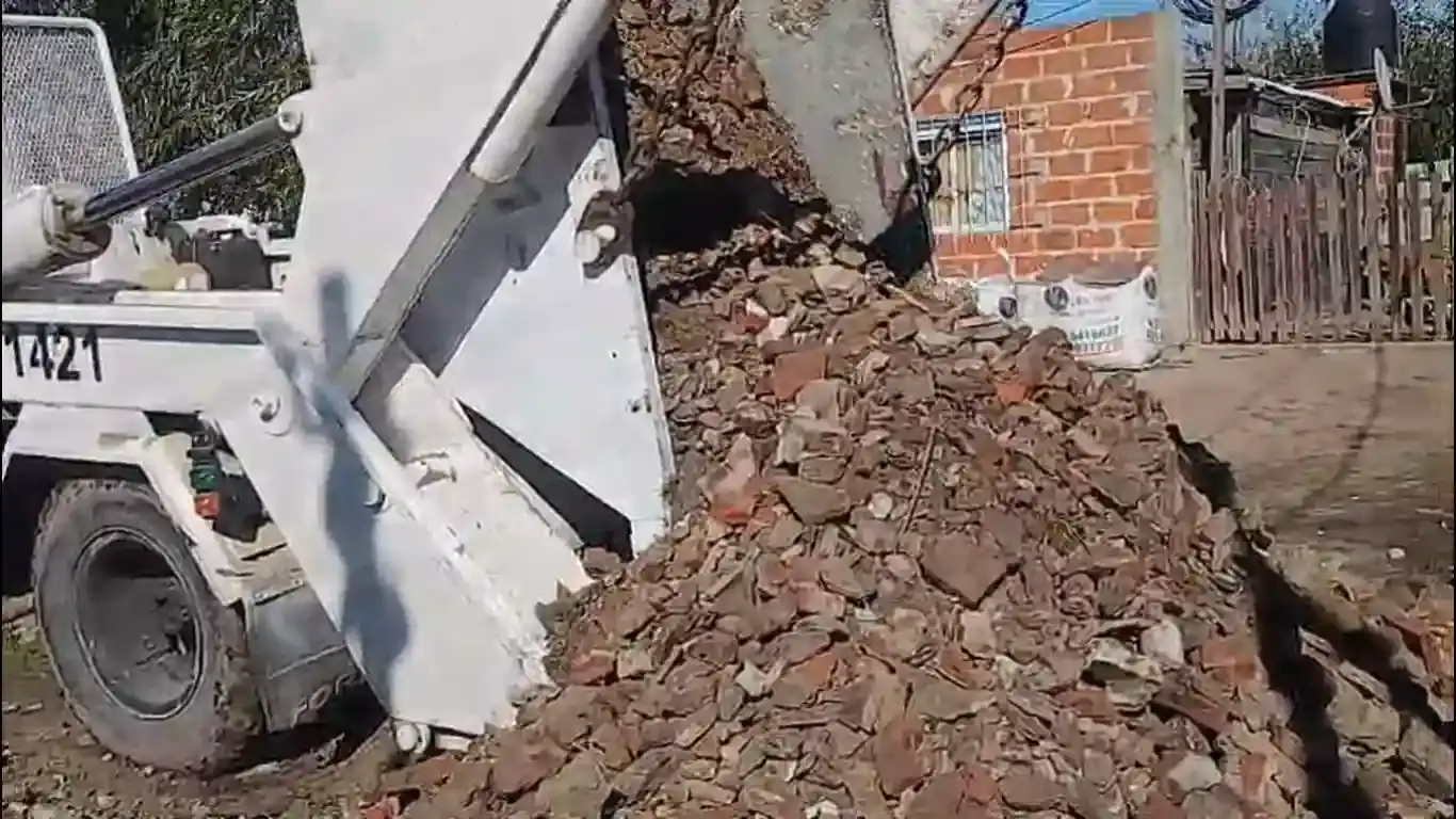 Camión descargando escombro