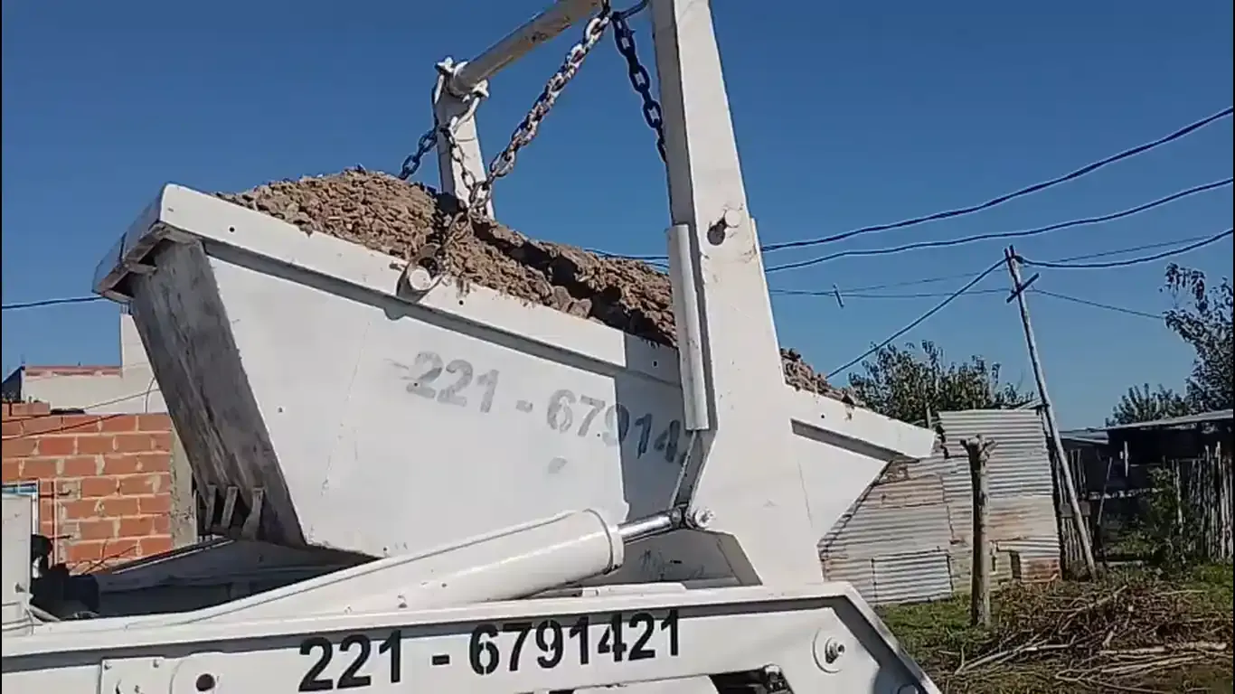 Contenedor cargado con escombro